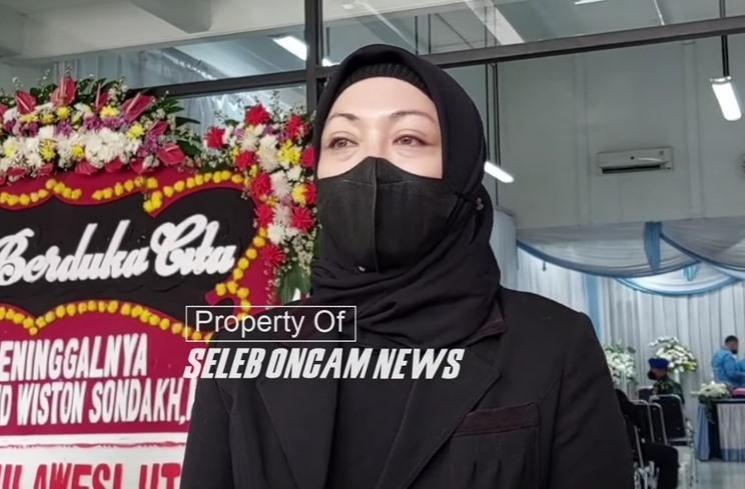 Potret Angelina Sondakh Dampingi Jenazah Ayah di Rumah Duka. (YouTube/Seleb Oncam News)