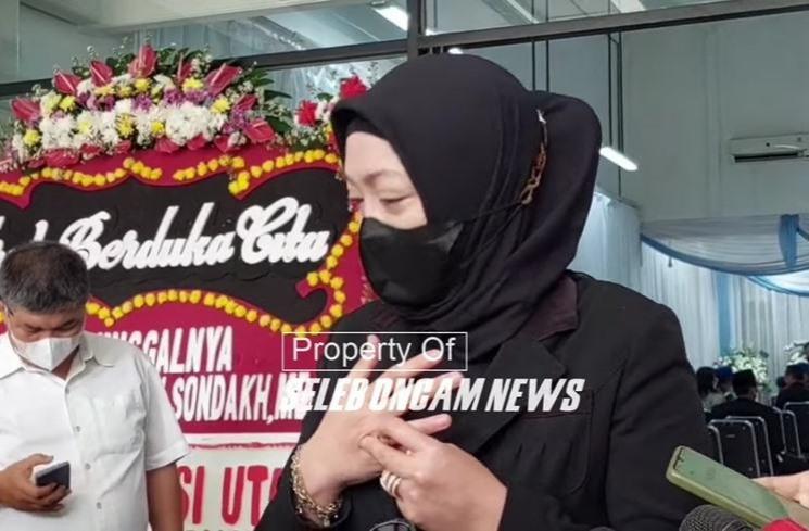 Potret Angelina Sondakh Dampingi Jenazah Ayah di Rumah Duka. (YouTube/Seleb Oncam News)