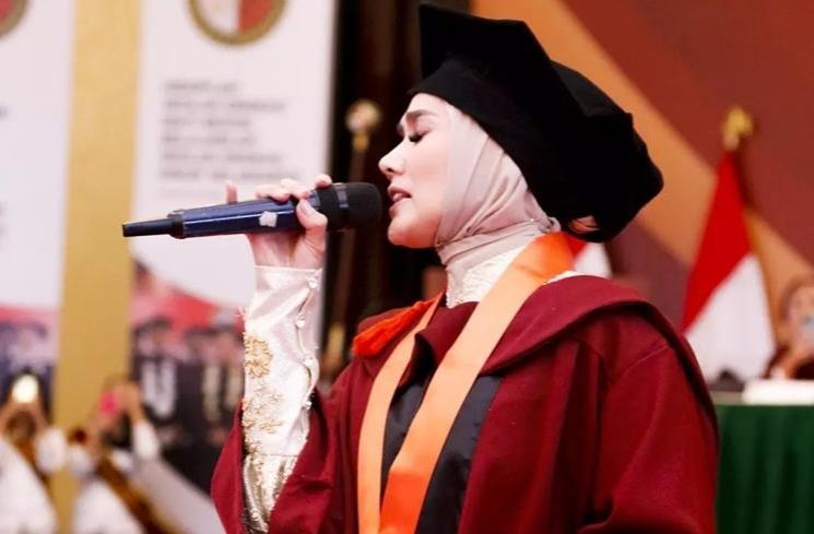 Potret Mulan Jameela Wisuda S1 (instagram/@sandi.photography)