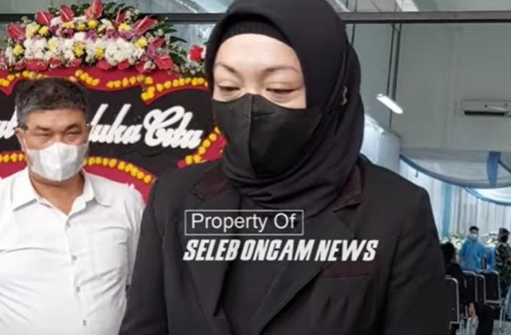 Potret Angelina Sondakh Dampingi Jenazah Ayah di Rumah Duka. (YouTube/Seleb Oncam News)