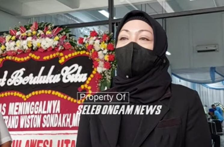 Potret Angelina Sondakh Dampingi Jenazah Ayah di Rumah Duka. (YouTube/Seleb Oncam News)