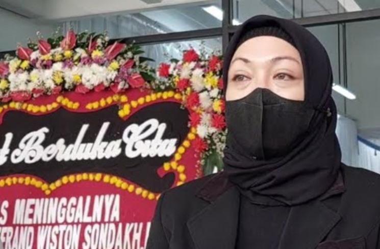 Potret Angelina Sondakh Dampingi Jenazah Ayah di Rumah Duka. (YouTube/Seleb Oncam News)