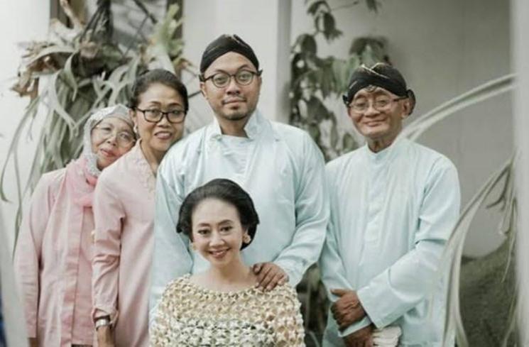 Potret Artis Gelar Acara Mitoni. (Instagram/@asri_welas)