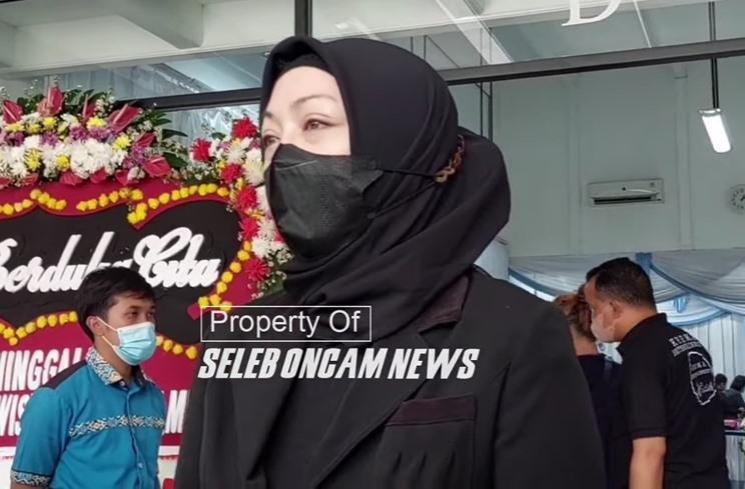 Potret Angelina Sondakh Dampingi Jenazah Ayah di Rumah Duka. (YouTube/Seleb Oncam News)