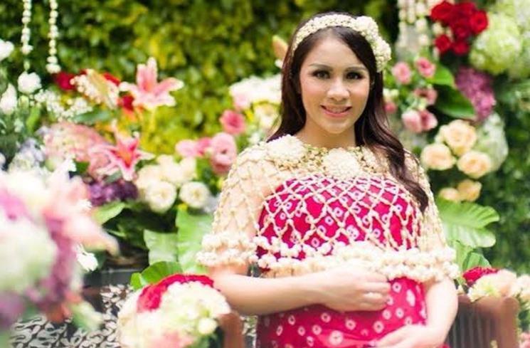 Potret Artis Gelar Acara Mitoni. (Instagram/@therealmomogeisha)