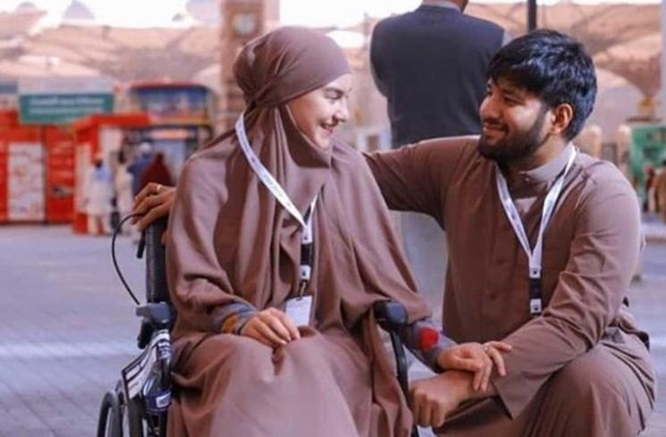 Artis Umrah saat Hamil (Instagram/@ammarzoni)