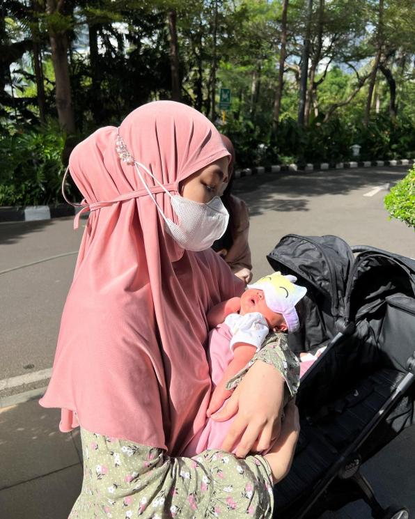 Potret Anisa Rahma momong anak kembar. (Instagram/@anisarahma_12)