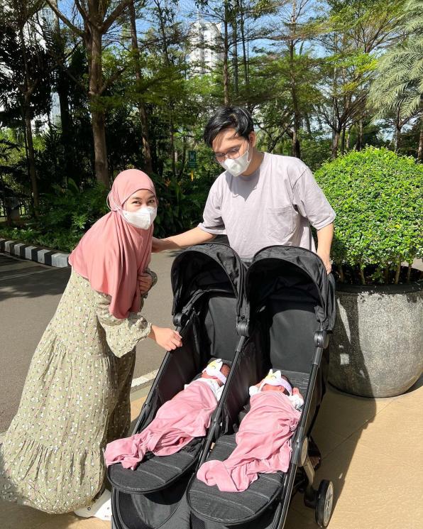 Potret Anisa Rahma momong anak kembar. (Instagram/@anisarahma_12)
