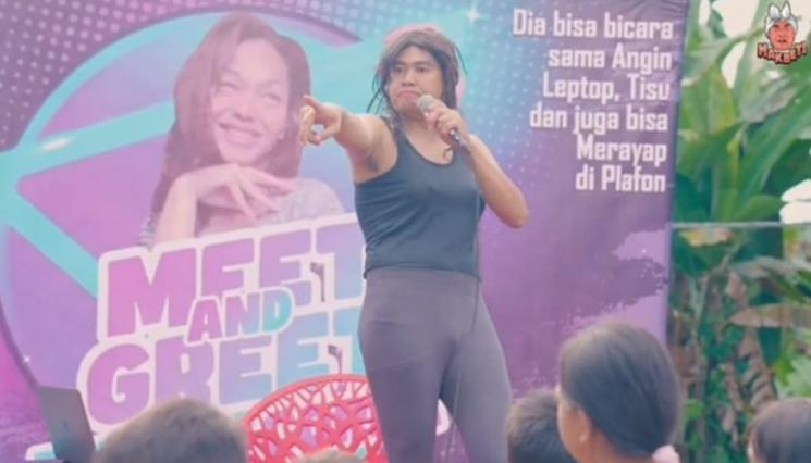 Pesohor Cosplay Jadi Bunda Corla. (YouTube/Arif Muhammad)