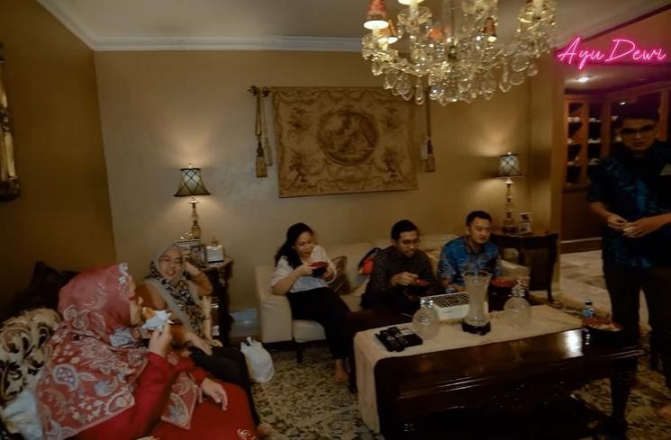 Rumah Masa Kecil Regi Datau (YouTube Ayu Dewi)