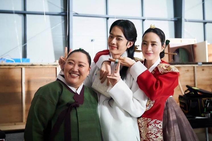 Momen Kim Hye Soo di Balik Layar Under The Queen's Umbrella (Instagram/@hs_kim_95)