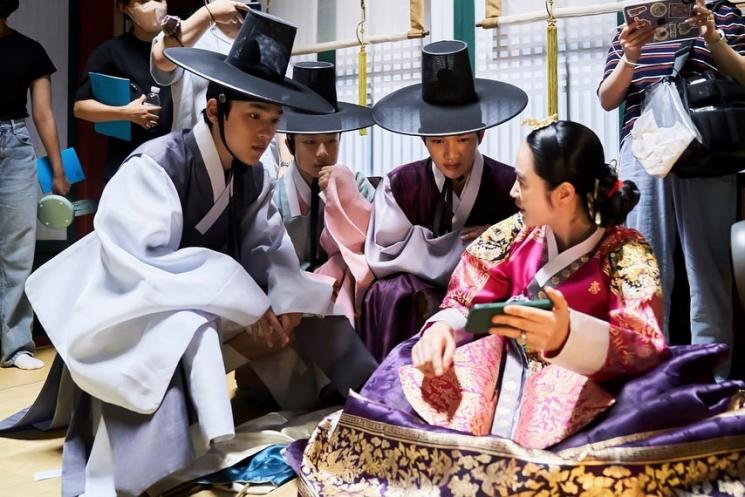 Momen Kim Hye Soo di Balik Layar Under The Queen's Umbrella (Instagram/@hs_kim_95)