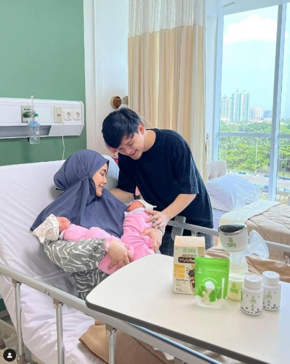 Potret Anisa Rahma momong anak kembar. (Instagram/@anisarahma_12)