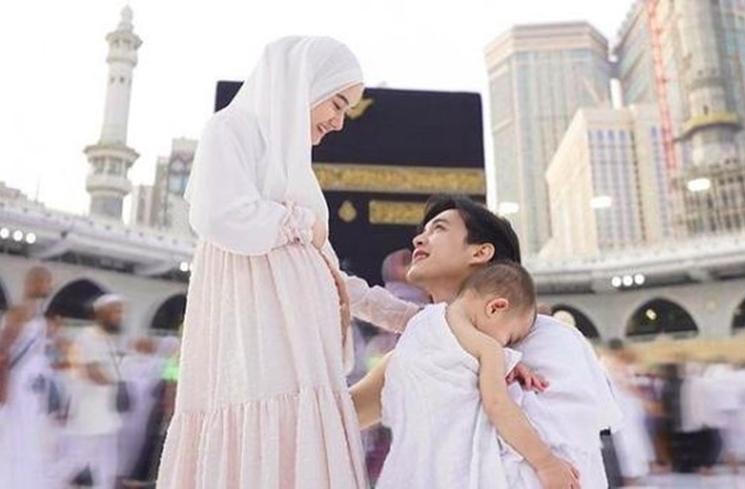 Artis Umrah saat Hamil (Instagram/@dindahw)