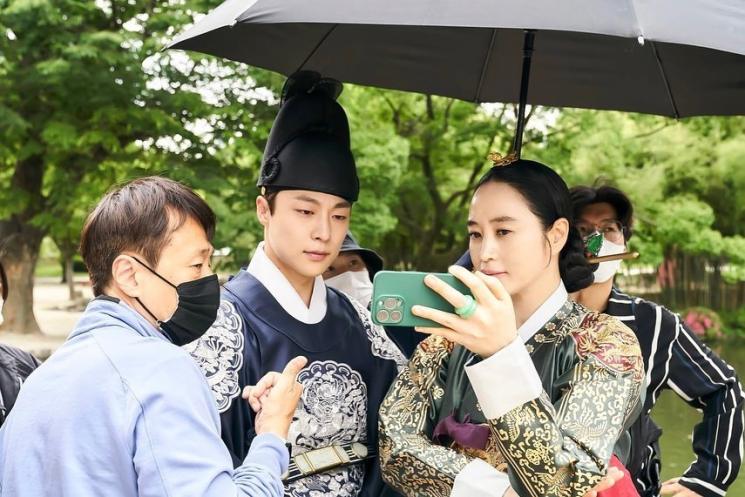 Momen Kim Hye Soo di Balik Layar Under The Queen's Umbrella (Instagram/@hs_kim_95)