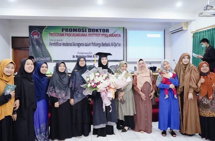 Potret Oki Setiana Dewi lulus S3 lagi. (Instagram/@okisetianadewi)