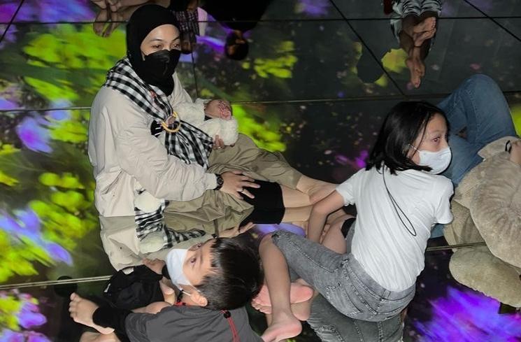 Potret Keluarga Ananda Omesh Liburan di Jepang (Instagram/omeshomesh)