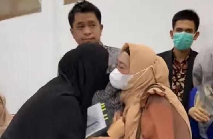 Potret Oki Setiana Dewi lulus S3 lagi. (Instagram/@okisetianadewi)