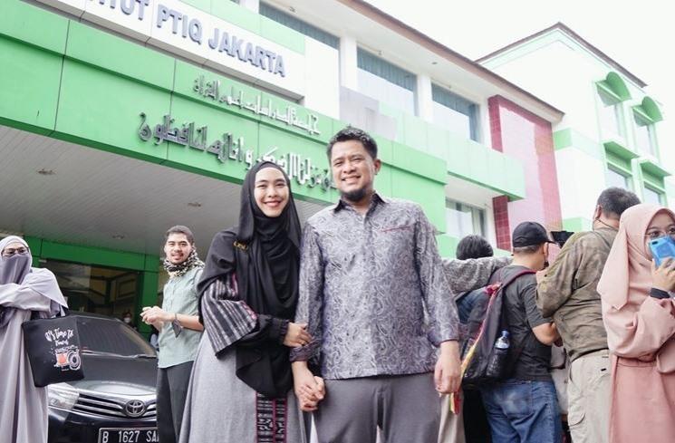 Potret Oki Setiana Dewi lulus S3 lagi. (Instagram/@okisetianadewi)