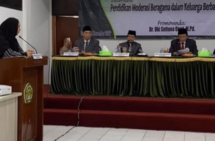 Potret Oki Setiana Dewi lulus S3 lagi. (Instagram/@okisetianadewi)