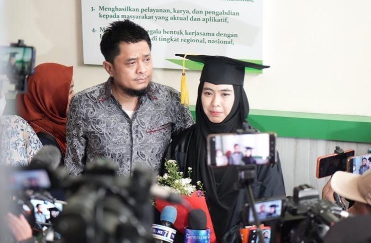 Potret Oki Setiana Dewi lulus S3 lagi. (Instagram/@okisetianadewi)