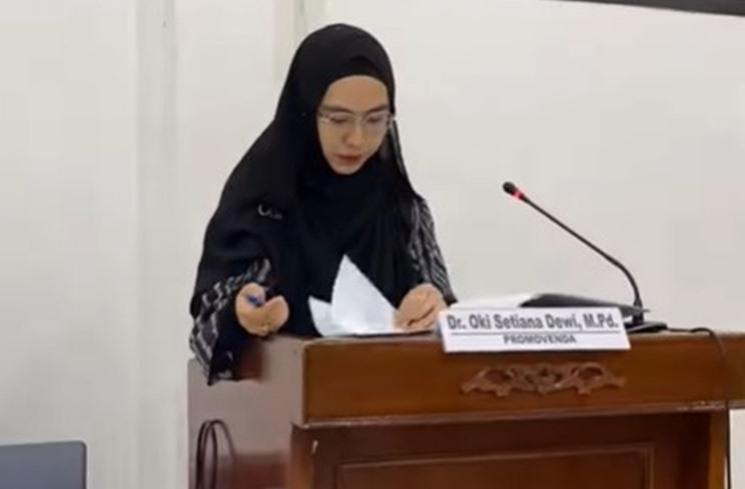 Potret Oki Setiana Dewi lulus S3 lagi. (Instagram/@okisetianadewi)