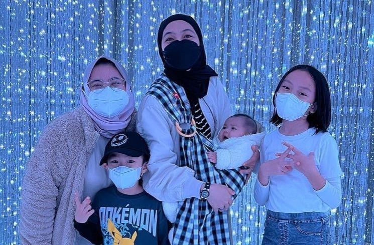 Potret Keluarga Ananda Omesh Liburan di Jepang (Instagram/omeshomesh)