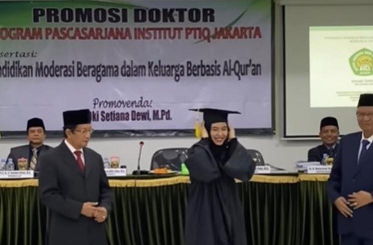 Potret Oki Setiana Dewi lulus S3 lagi. (Instagram/@okisetianadewi)