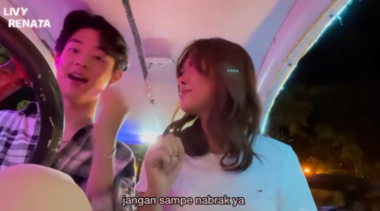 Momen Livy Renata Pertama Naik Odong-odong. (YouTube/Livy Renata)