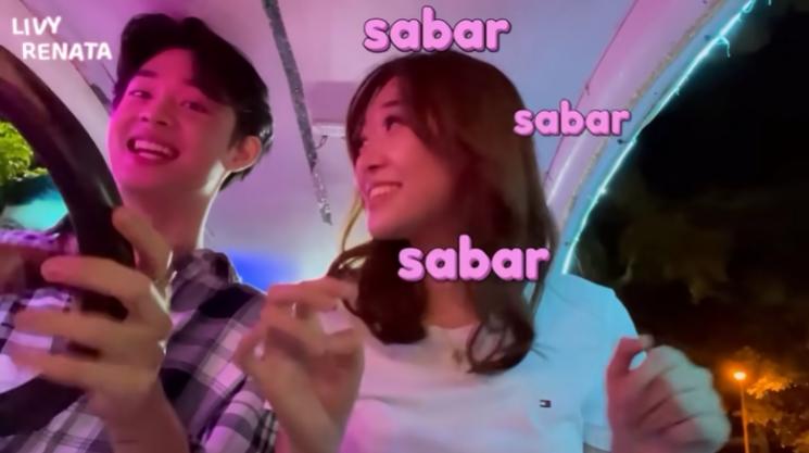 Momen Livy Renata Pertama Naik Odong-odong. (YouTube/Livy Renata)