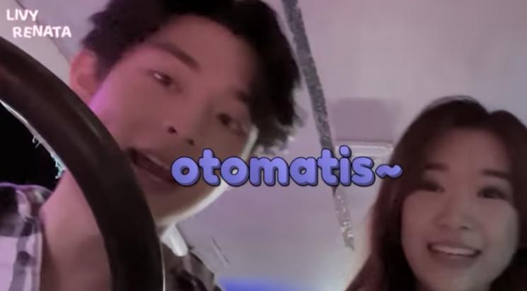 Momen Livy Renata Pertama Naik Odong-odong. (YouTube/Livy Renata)