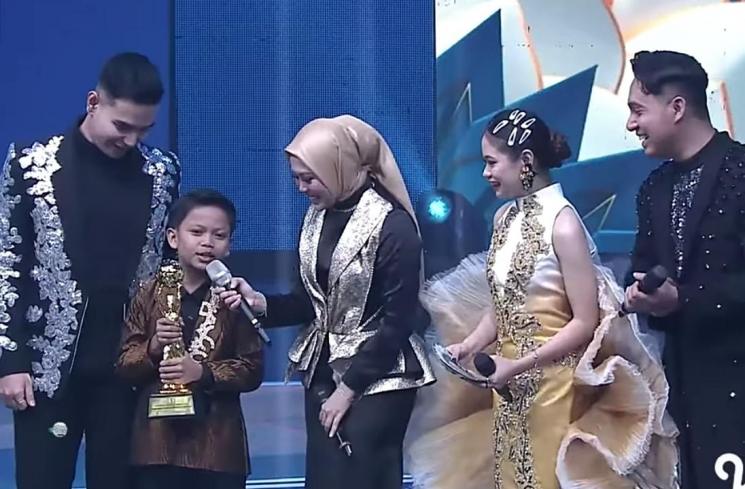 Potret Farel Prayoga Raih Piala di IDA 2022 (YouTube/Indosiar)