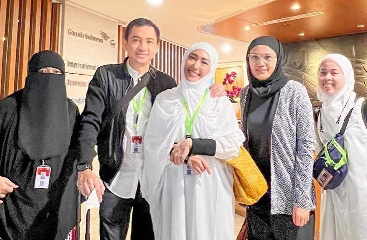 Potret Umrah Ayu Dewi dan Regi Datau (Instagram/@mrsayudewi)