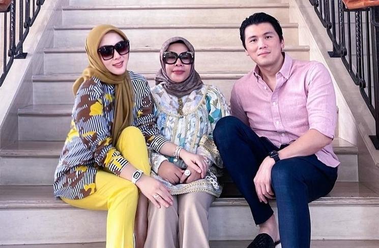Potret Kedekatan Reino Barack dan Ibu Mertua (Instagram/@princessyahrini)