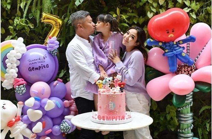 Potret akur mantan pasangan artis rayakan ultah anak (Instagram/@gadiiing)