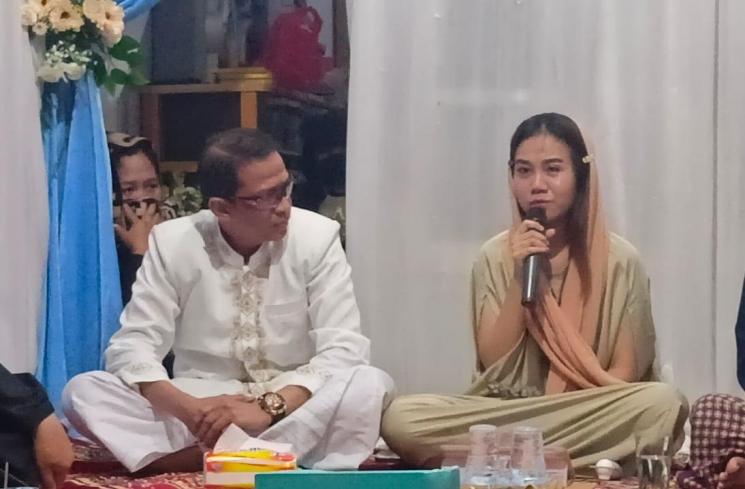 Doddy Sudrajat dan Mayang gelar pengajian mengenang satu tahun meninggalnya Vanessa Angel dan Bibi Ardiansyah di kawasan Kemayoran, Jakarta Pusat, Jumat (4/11/2022) malam. (MataMata.com/Rena Pangesti)