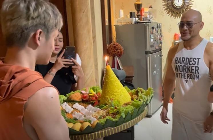 Potret akur mantan pasangan artis rayakan ultah anak (YouTube/Sabrina Chairunnisa)