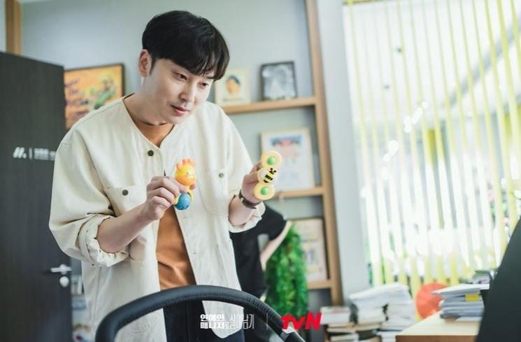 Potret Seo Hyun Woo di Behind Every Star (Instagram/@tvn_drama)
