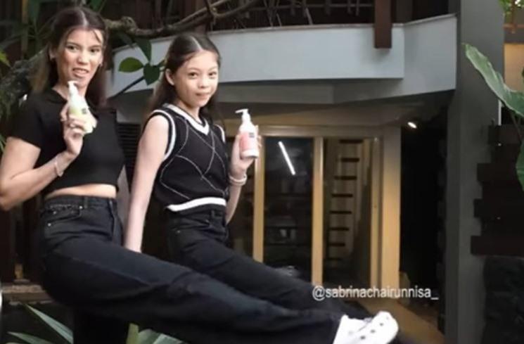 Potret Kompak Sabrina Chairunnisa dan Nada Tarina Putri. (Instagram/sabrinachairunnisa_)