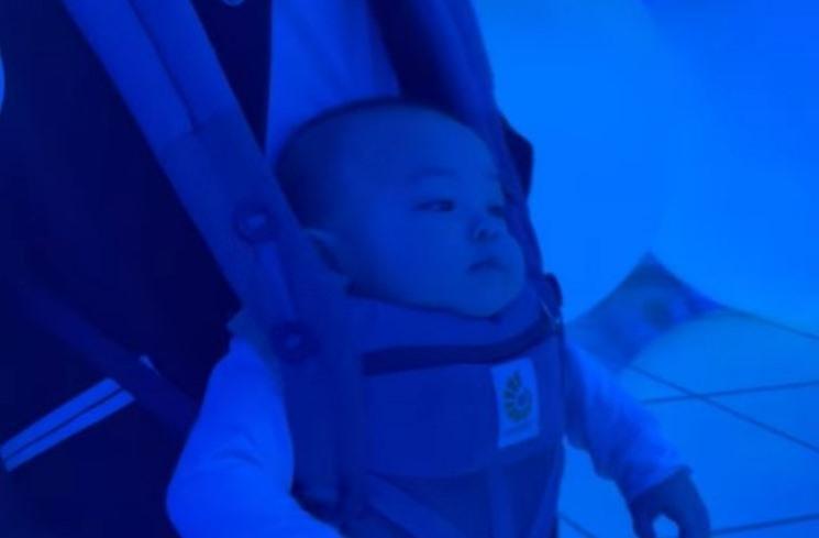 Potret Baby Izz liburan di Jepang. (Instagram/@indpriw)