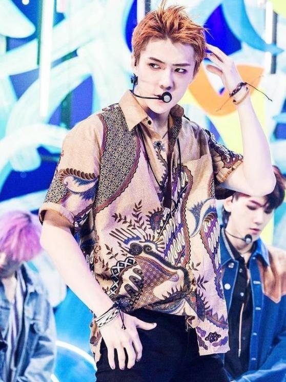 Potret Idol K-Pop Pakai Batik(Twitter/@morningpassages) 