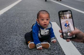 10 Potret Baby Izz Liburan di Jepang, Gemes Banget Pose di Jalan Raya