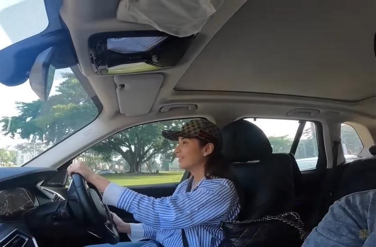 Momen Glenn Alinskie ajari Chelsea Olivia nyetir mobil (YouTube/Alinskie Family)