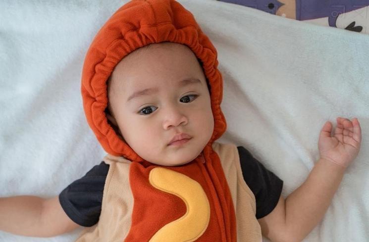 Potret Cipung Cosplay Jadi Hotdog (Instagram/@raffinagita1717)