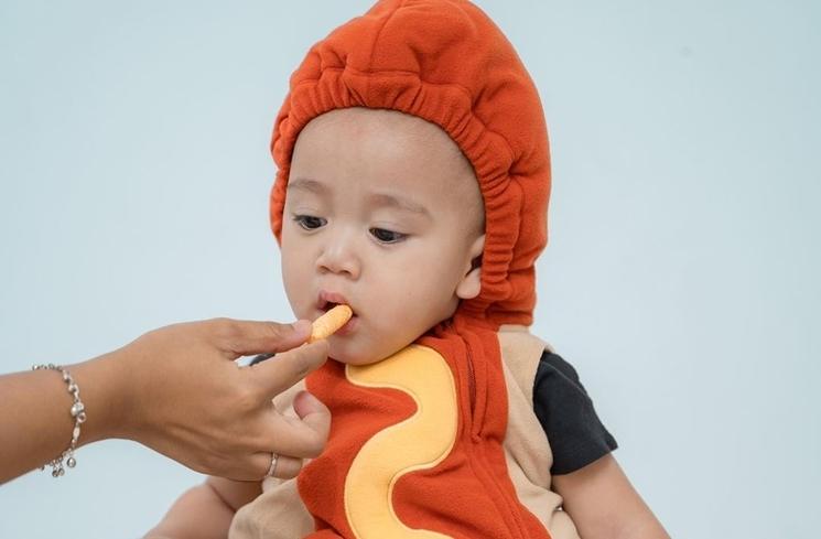 Potret Cipung Cosplay Jadi Hotdog (Instagram/@raffinagita1717)