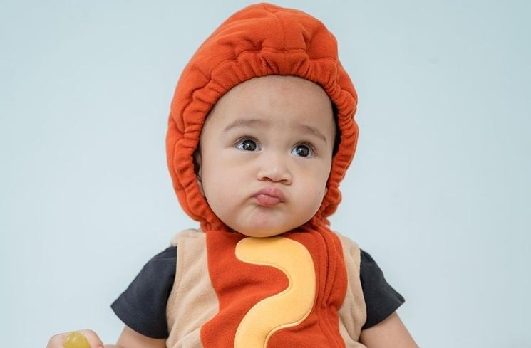 Potret Cipung Cosplay Jadi Hotdog (Instagram/@raffinagita1717)