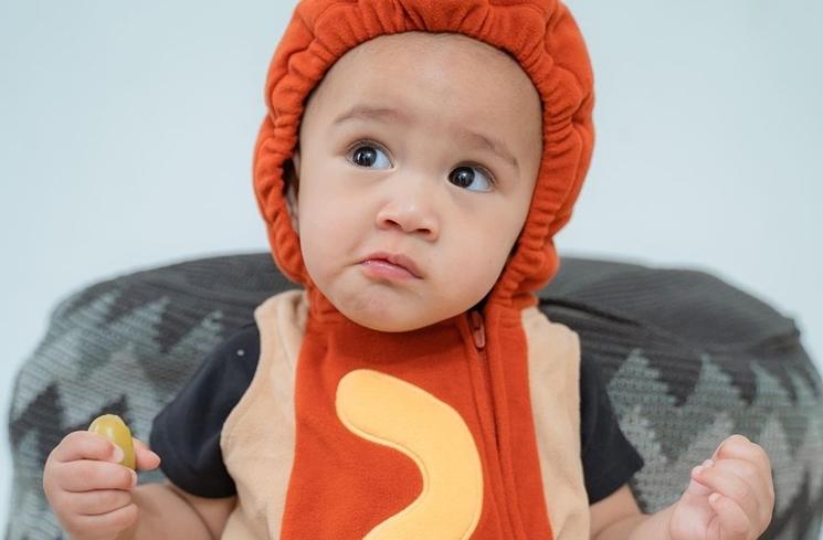 Potret Cipung Cosplay Jadi Hotdog (Instagram/@raffinagita1717)