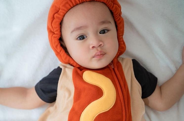 Potret Cipung Cosplay Jadi Hotdog (Instagram/@raffinagita1717)
