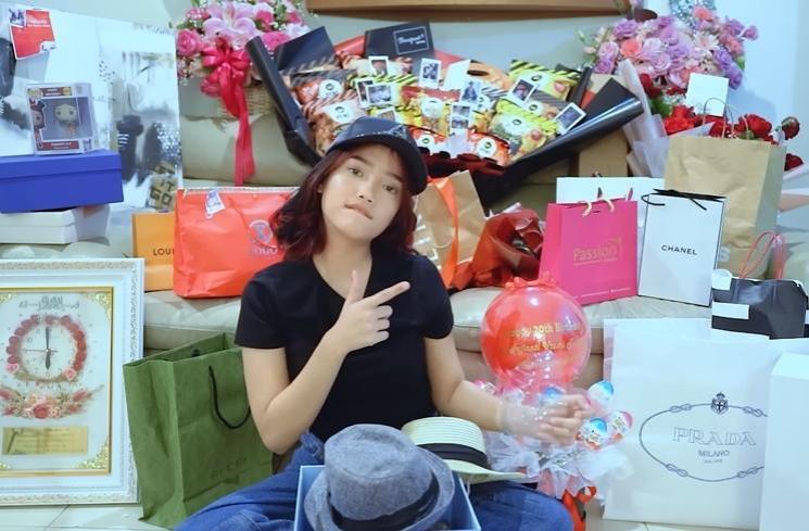 Momen Fuji Unboxing Kado Ultah (YouTube Fuji An)
