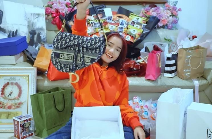Momen Fuji Unboxing Kado Ultah (YouTube Fuji An)